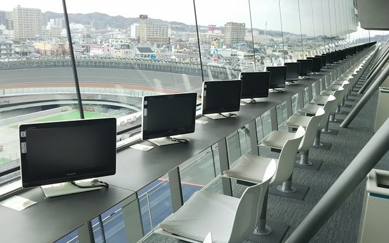 いわき平競輪場の特別観覧席（個別モニター付）